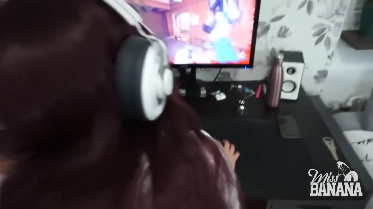 Wants Doggystyle During Gaming - Miss Banana