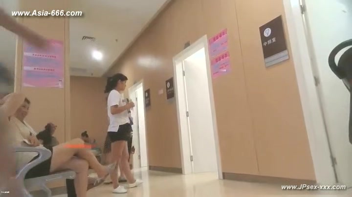 peeping chinese woman to go to the hospital for an injection.5