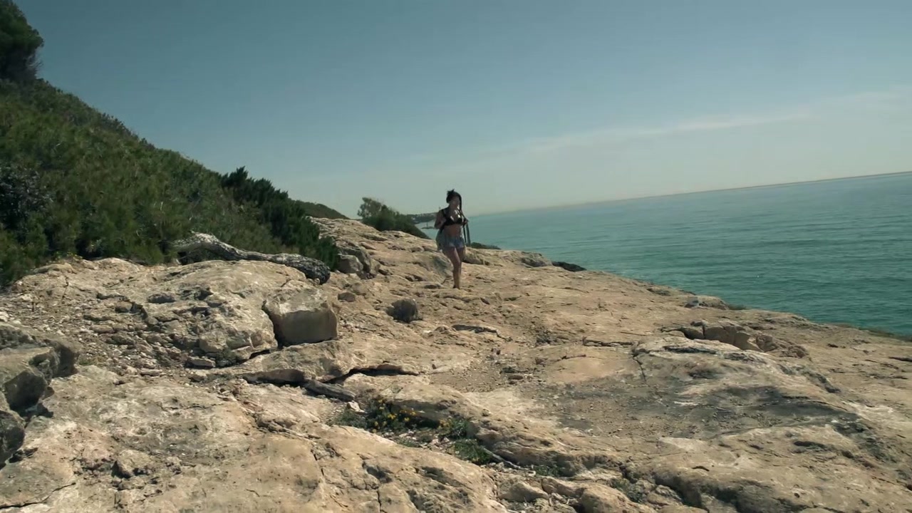 Lara Tinelly squirts in the ocean