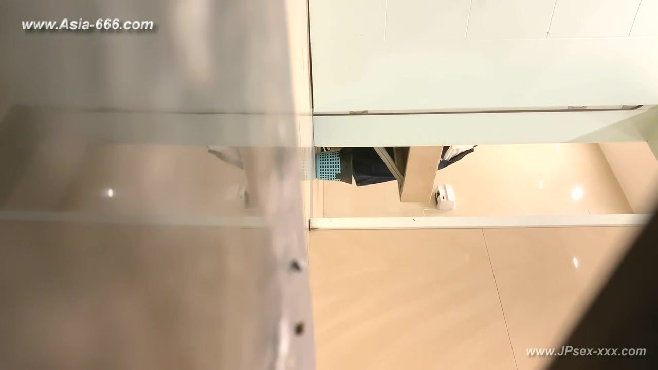chinese girls go to toilet.***