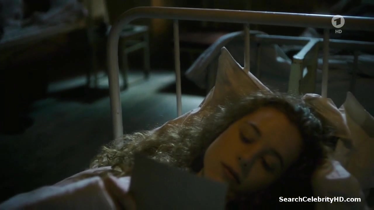 Emilia Schule, Alicia von Rittberg - Charite S01E01-02