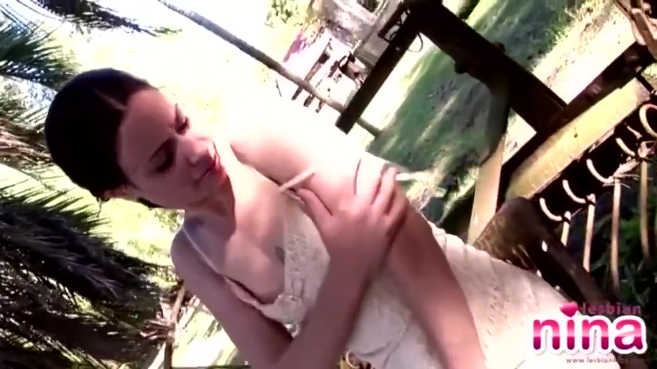 Lesbo Nina Striptease