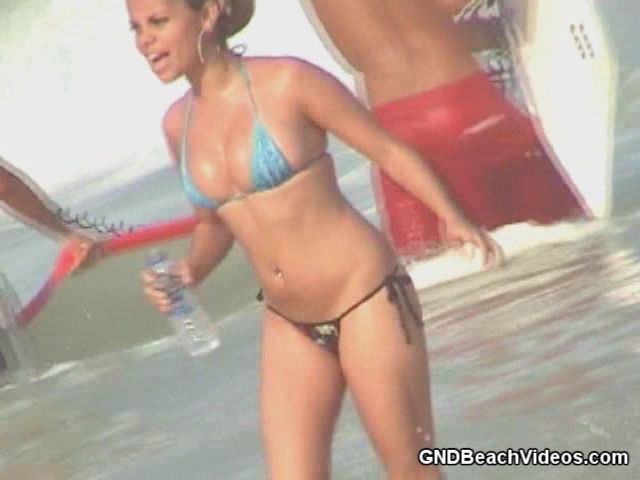 Bikini babe has a nice rack - GNDBeachVideos