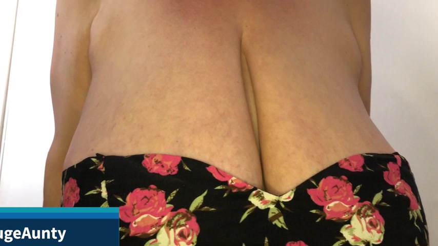 Storytime with Mrs Huge Aunty - SecretHandful