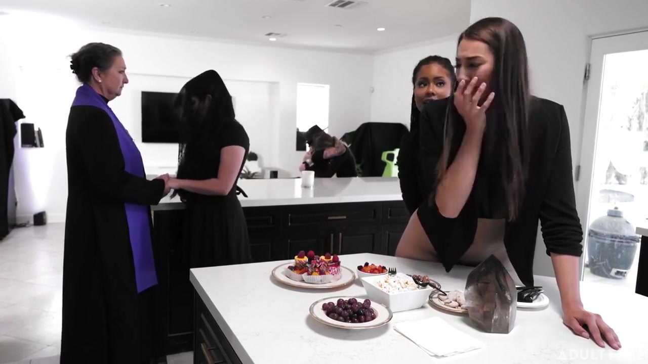 Kira Noir And Bella Rolland - Adulttimepilots And Time Of
