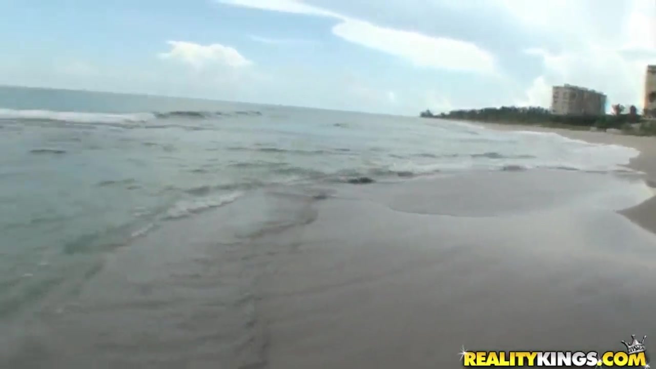 Josh playing with kinky Madison Minx on the beach