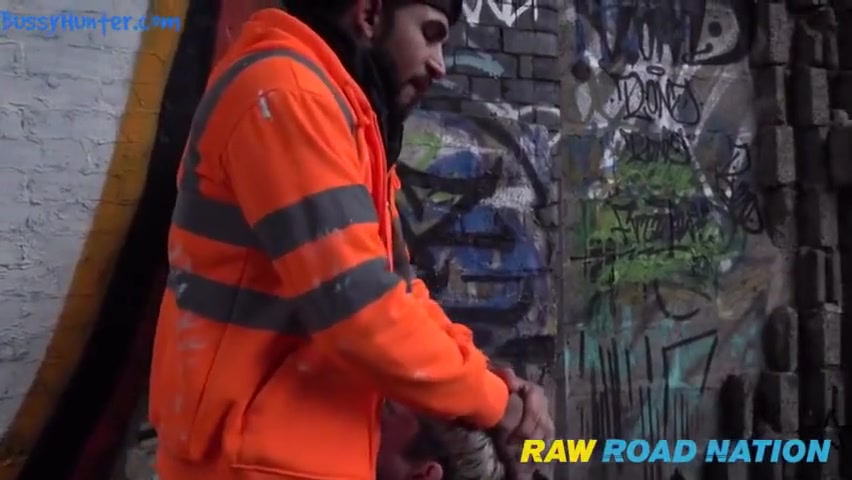 2 Tradies - I Graffiti Cockney Thug Gets Stopped In His Tracks