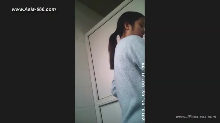 chinese girls go to toilet.84
