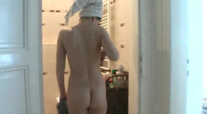 Sexy amateur Zuzinka plays behind the scene