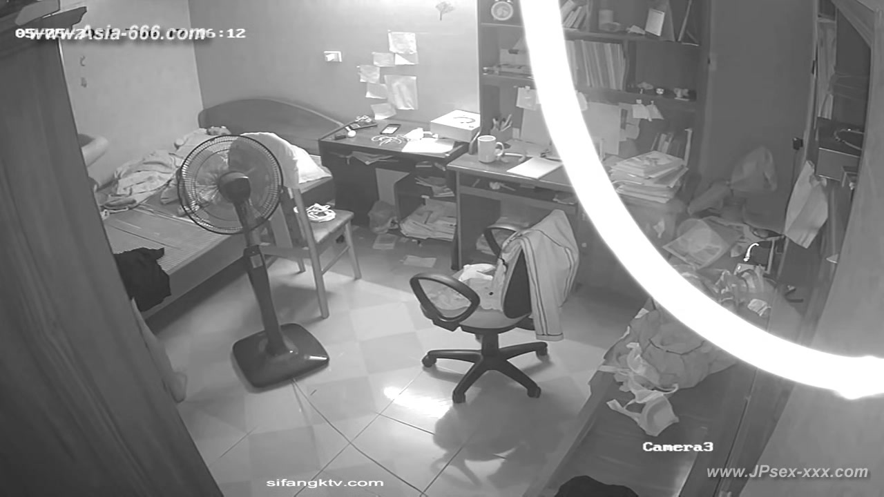 Hackers use the camera to remote monitoring of a lover's home life.598