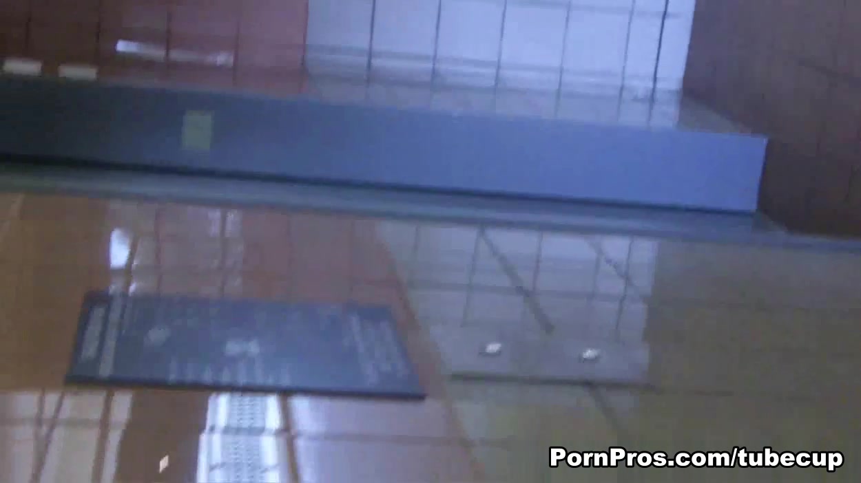 Hot Blonde Gives Show - PornPros