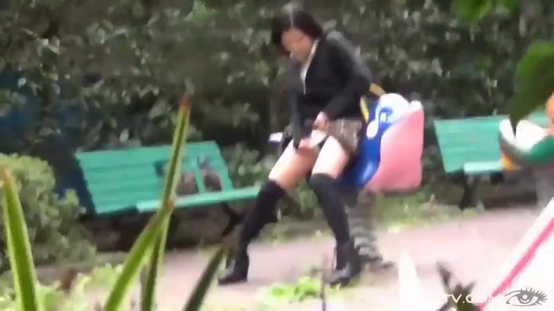 Catching The Girls Marking Their Territory - PissJapanTV