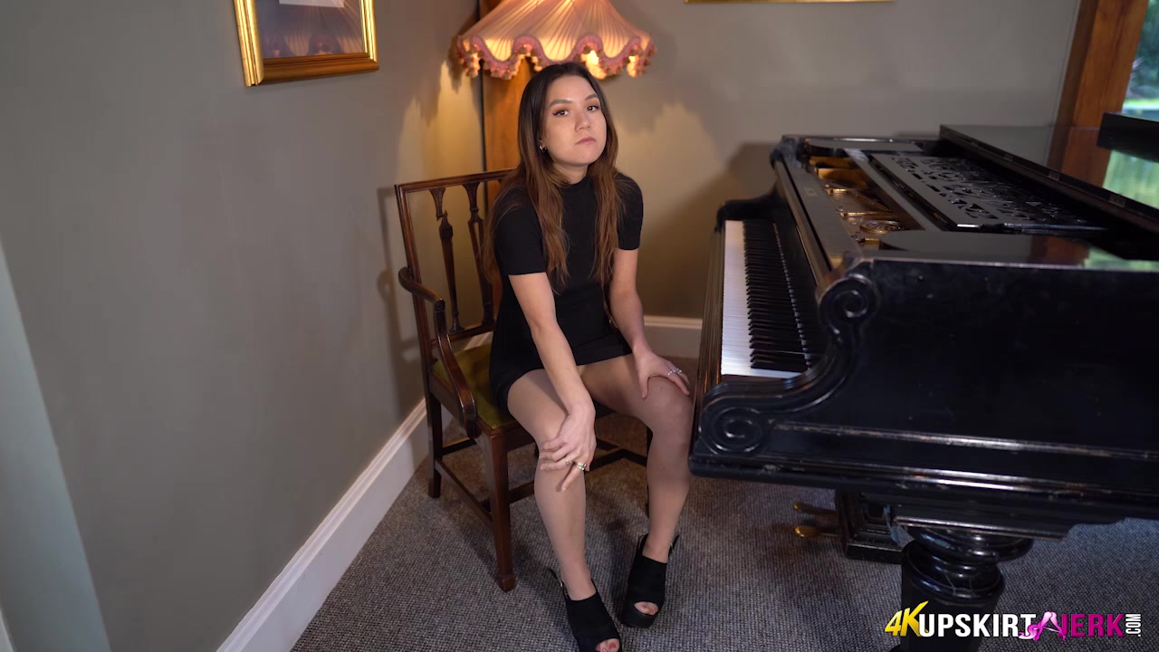 Tights, No Knickers - UpskirtJerk