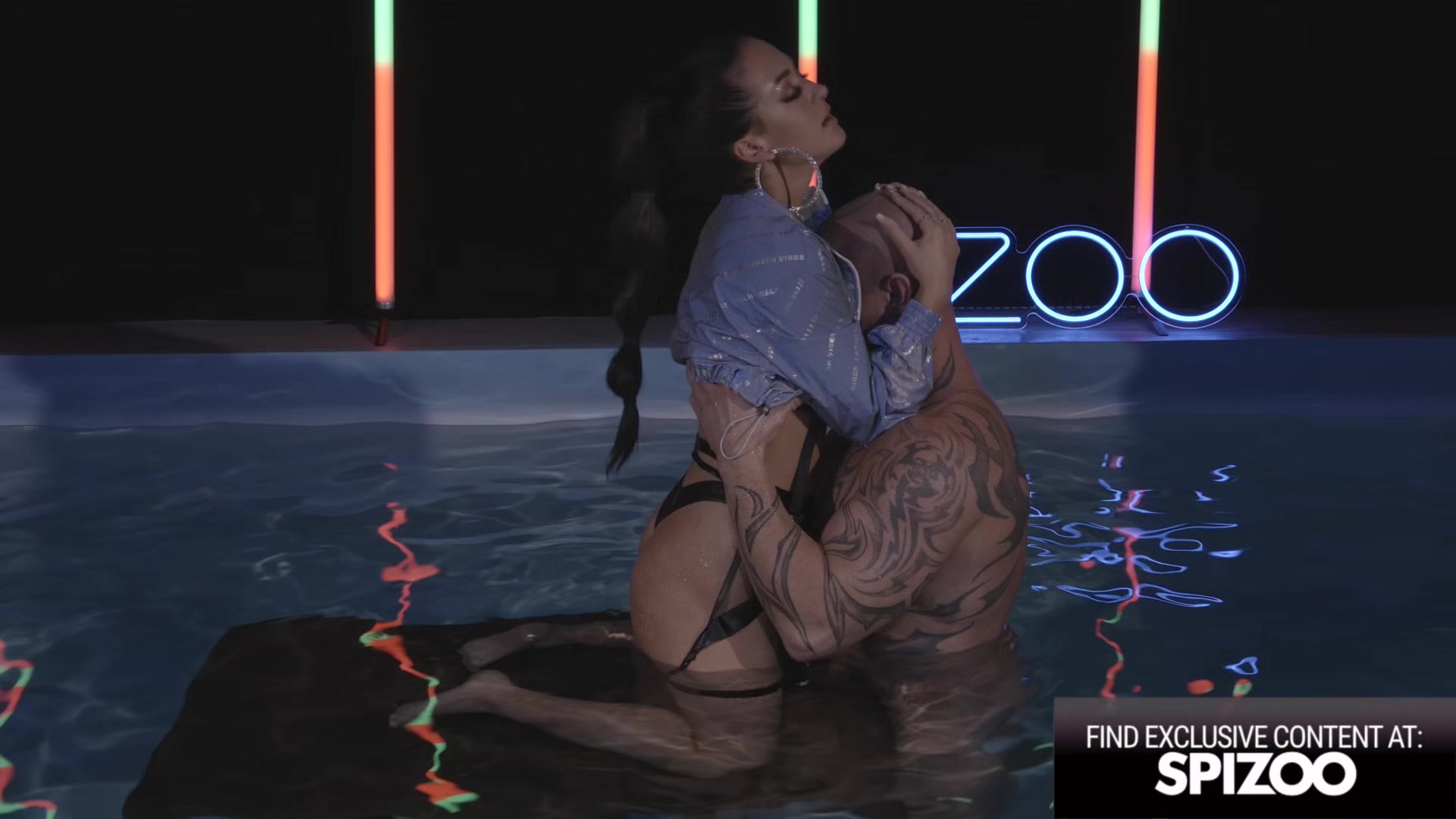 Zuzu Sweet Enjoys Sensual Fucking In An Outdoor Pool