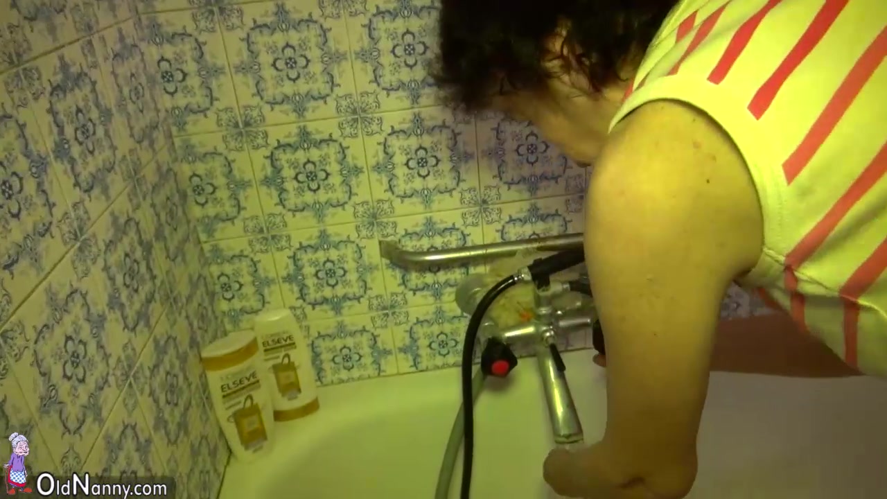OldNanny Granny and teen 18+ bathe in the tub