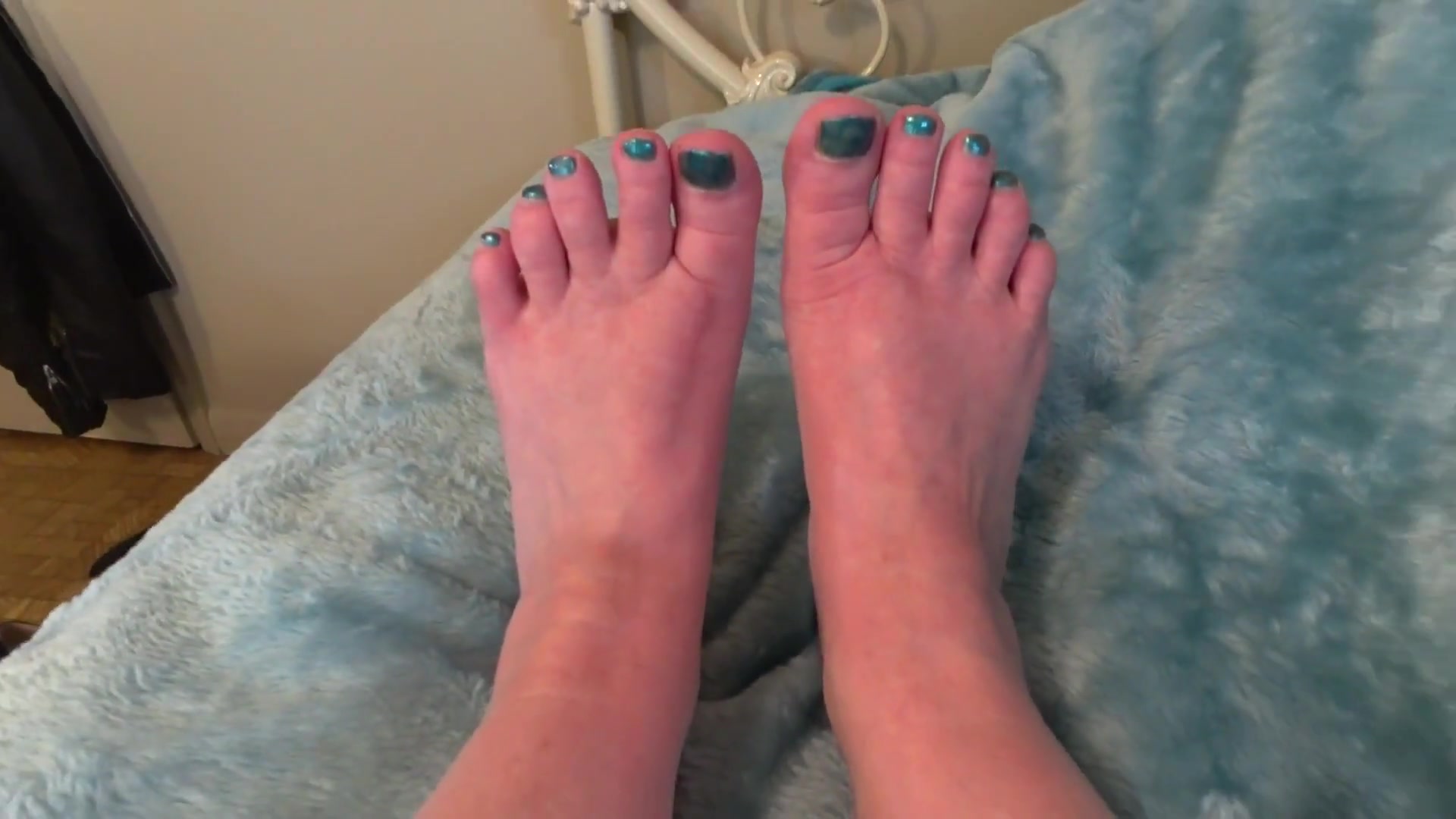 Sexy Toes To Worship, Wrinkled Soles To Lick - TacAmateurs