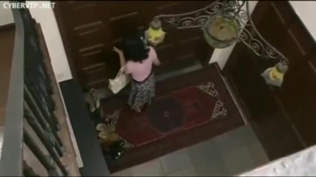 05912,A woman in serious agony