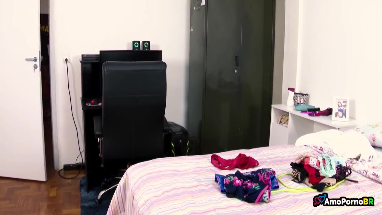 Entrou No Quarto Da Enteada E Gozou Nas Coisas Dela! 6 Min