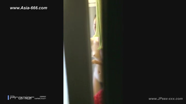 peeping chinese girls bathing.7