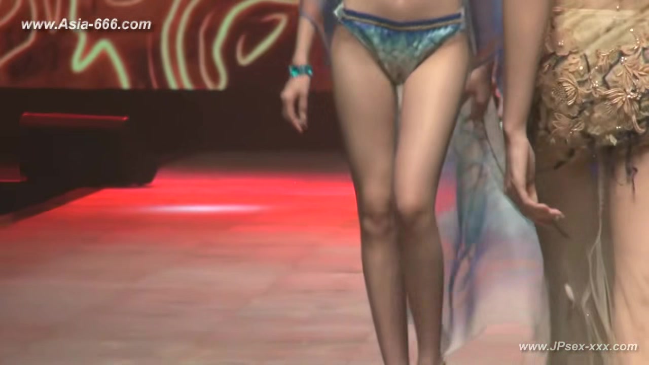 Chinese model in sexy lingerie show.20