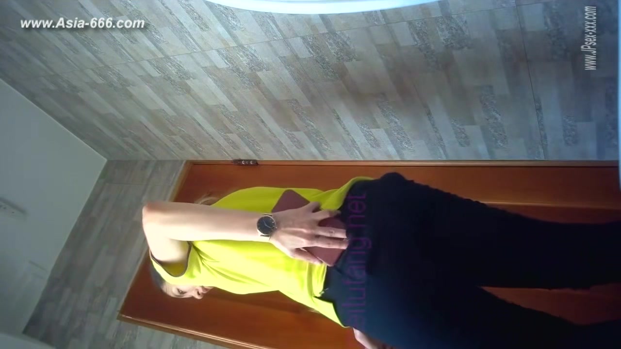 chinese girls go to toilet.302