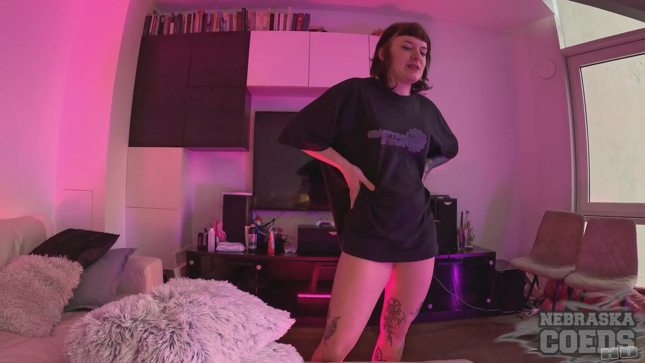 Brille Back In Studio Masturbating And Having Fun With A Hitachi Vibrator