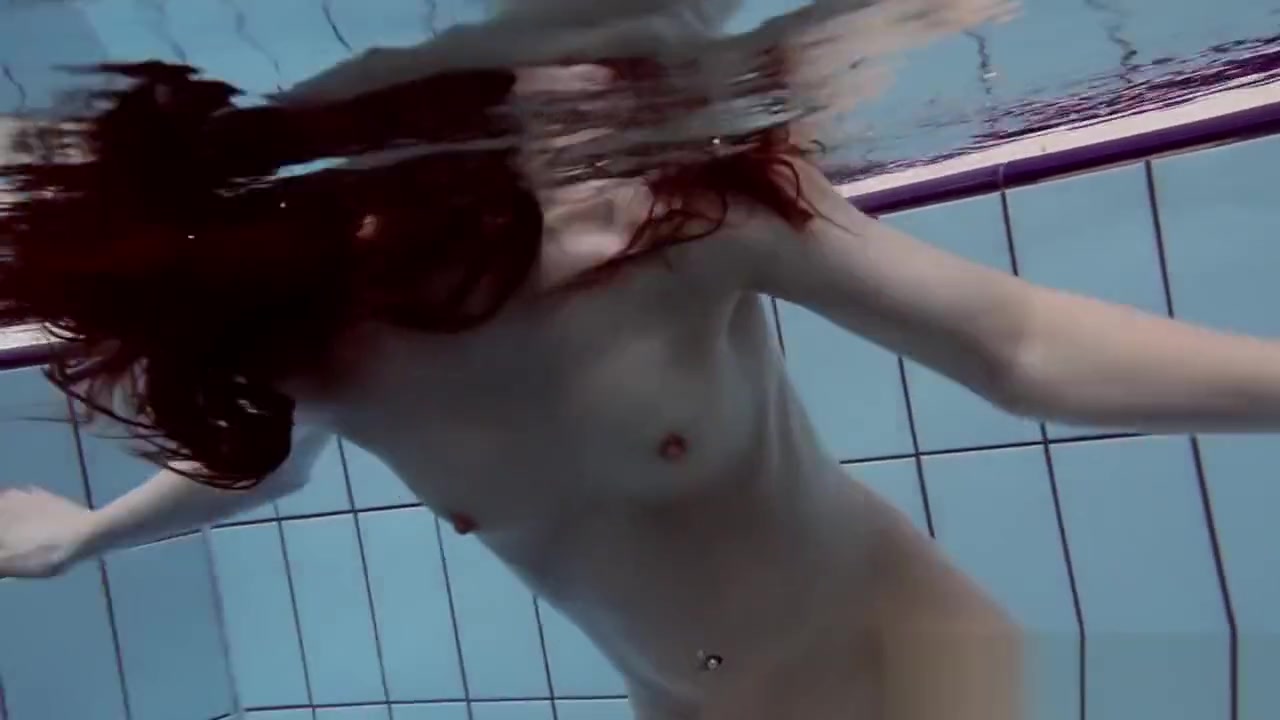 Cheh sexy redhead naked swimming