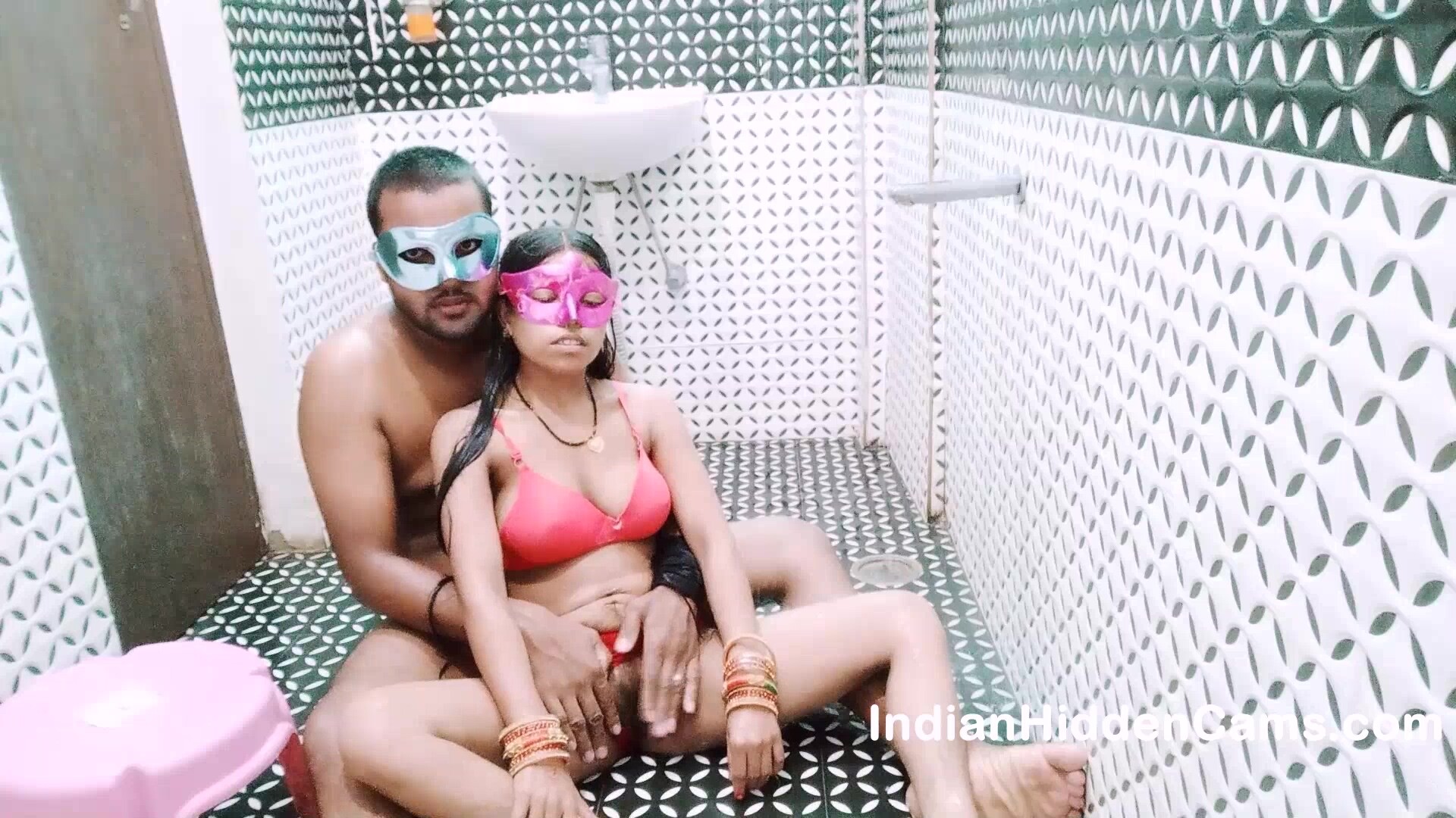 Married Indian Couple On Vacation Having Sex While Taking Shower In Desi Oyo Hotel - Hindi Audio