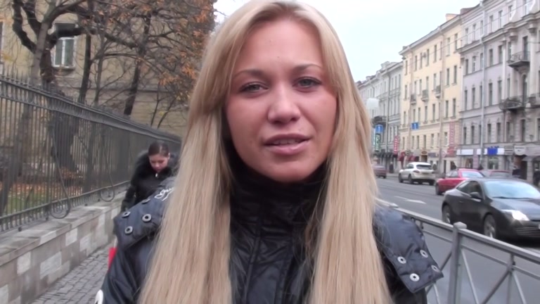 Blonde goes for risky outdoor blowjob