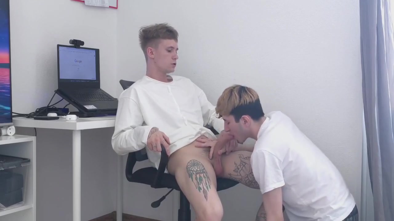 Twink Distracted His Stepbrother From Work And Gave Him A Hot Blowjob, Then Fucked Him And Cum