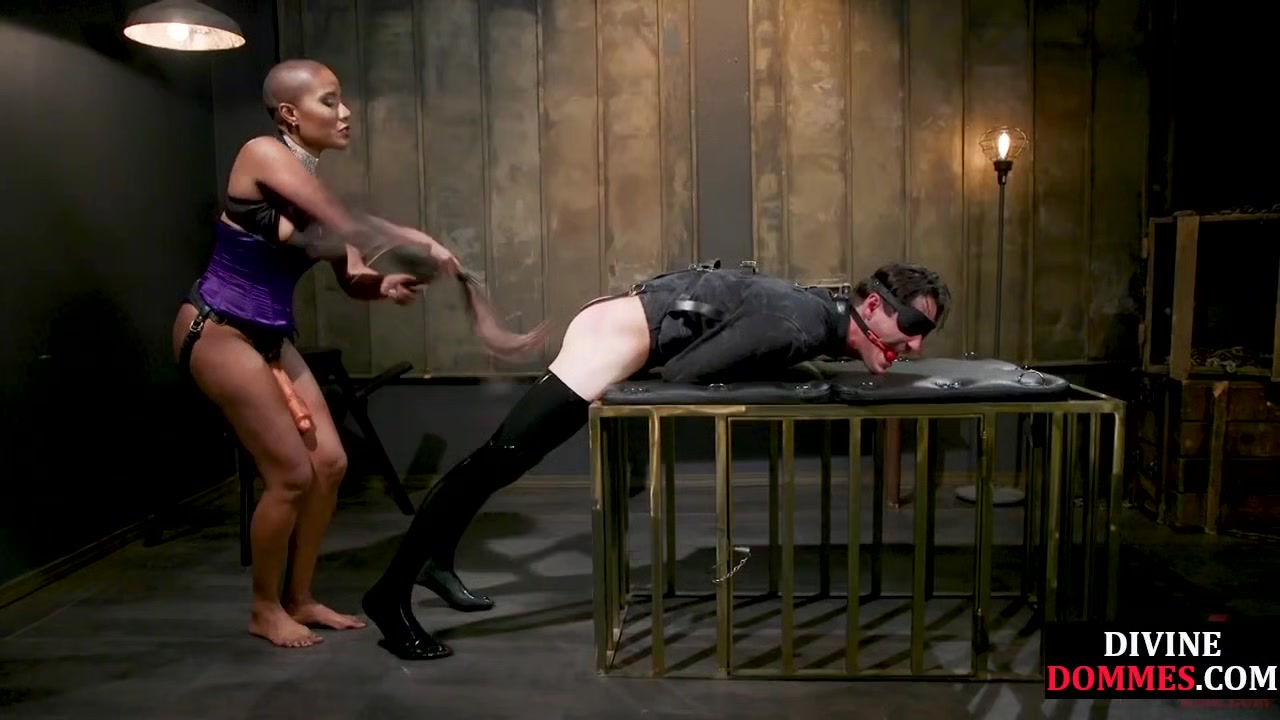 Nubian CFNM domina whips blindfolded sub in BDSM pleasure