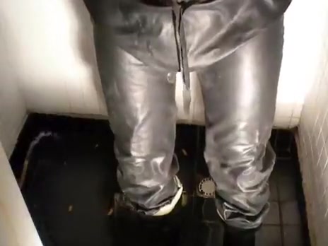 nlboots - rubber trousers & rubber boots underneath the shower