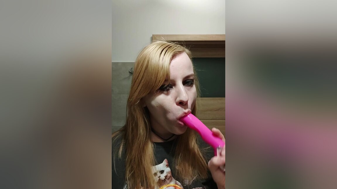 Saliva And Mouth Play - Kinky Amy