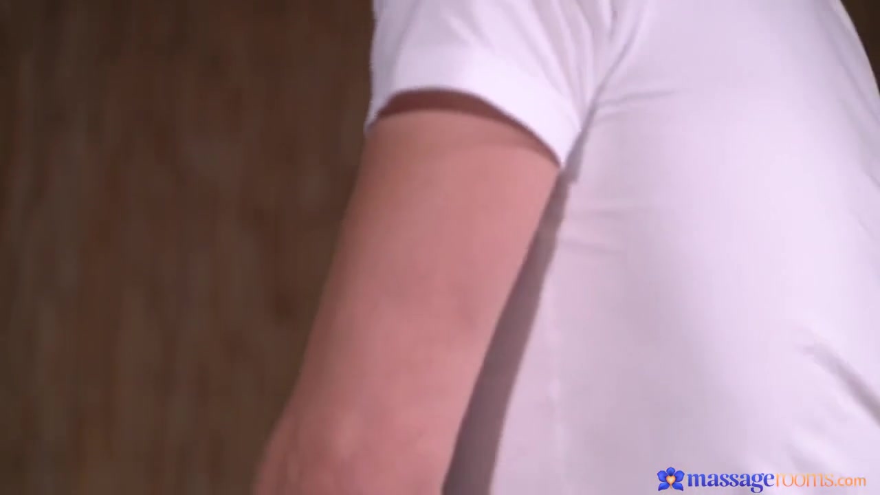 Mia Navarro And Steve Holmes In Spanish teen 18+ Hooks Up With Handsome Massuer Steve