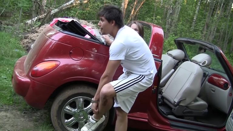 Teenies sex in the car on a picnic