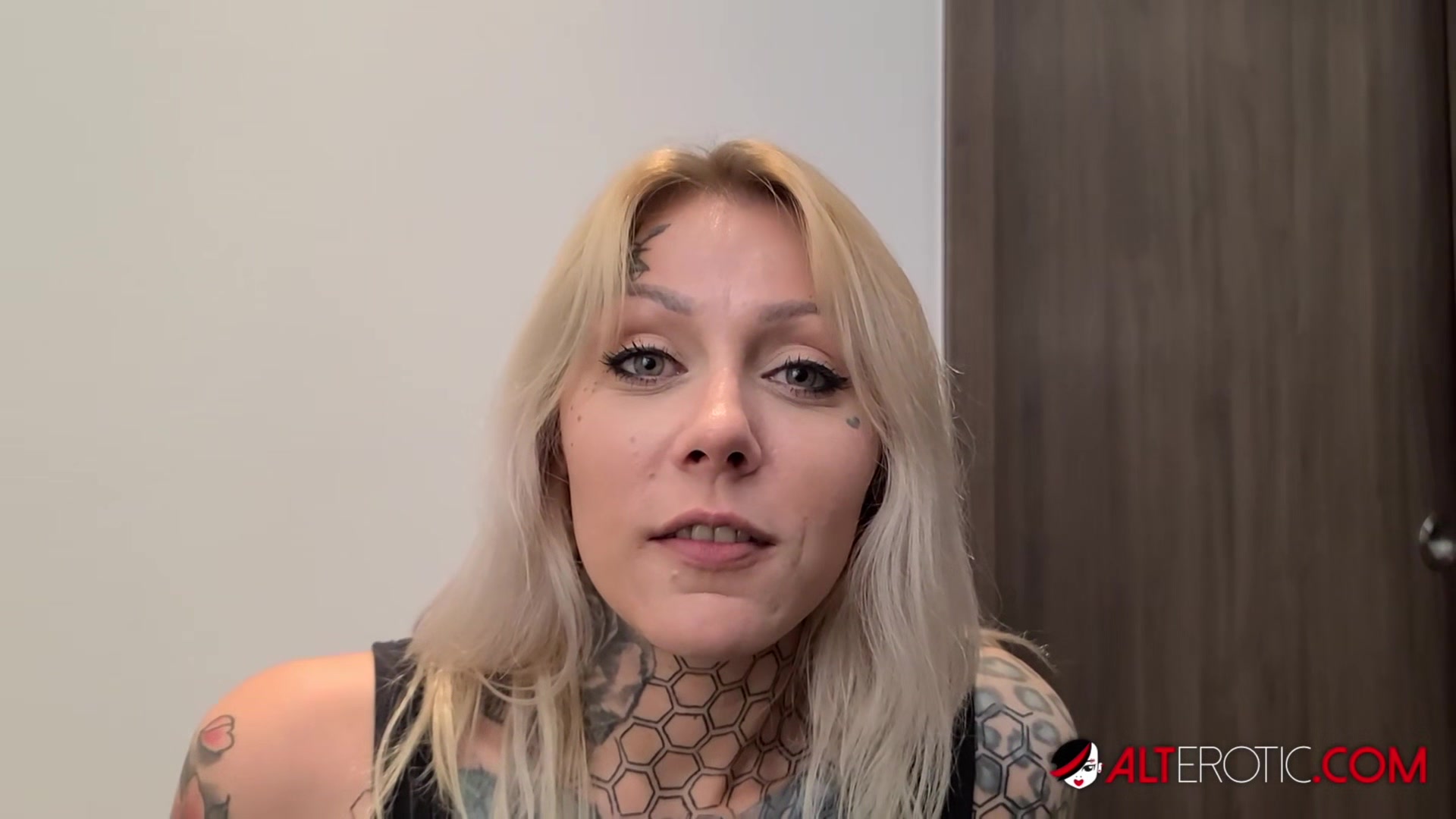 Tattooed babe Nayomi Sharp sucks Sascha's big cock