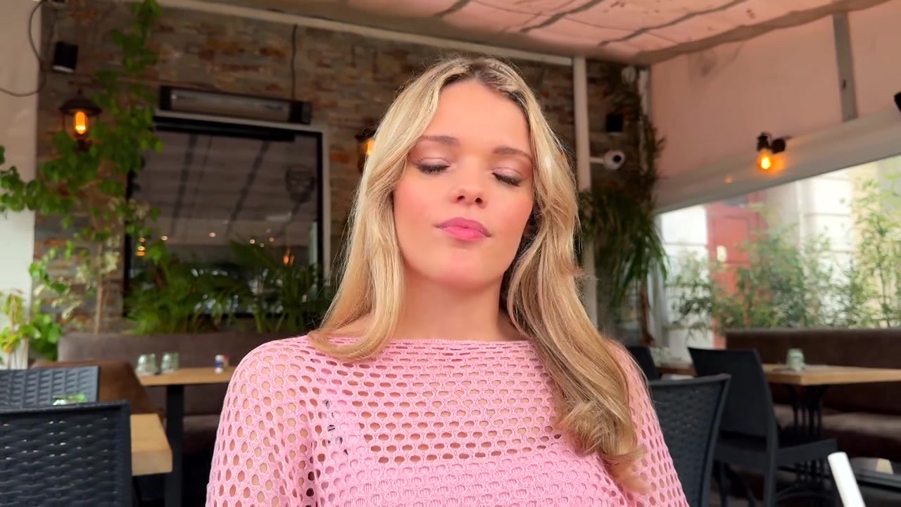 Claudia, 23, young and (very) pretty law student in Bordeaux! - Jacquie et Michel TV