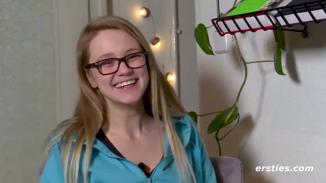 Blonde Holly Aus Deutschland Besorgt Es Sich Selber