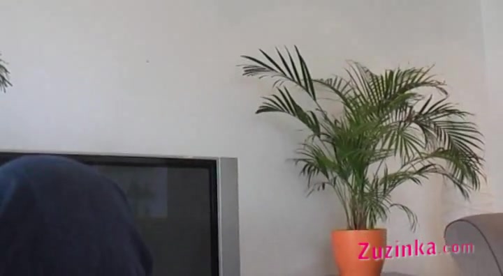 Amateur Zuzinka opens beer by a pussy