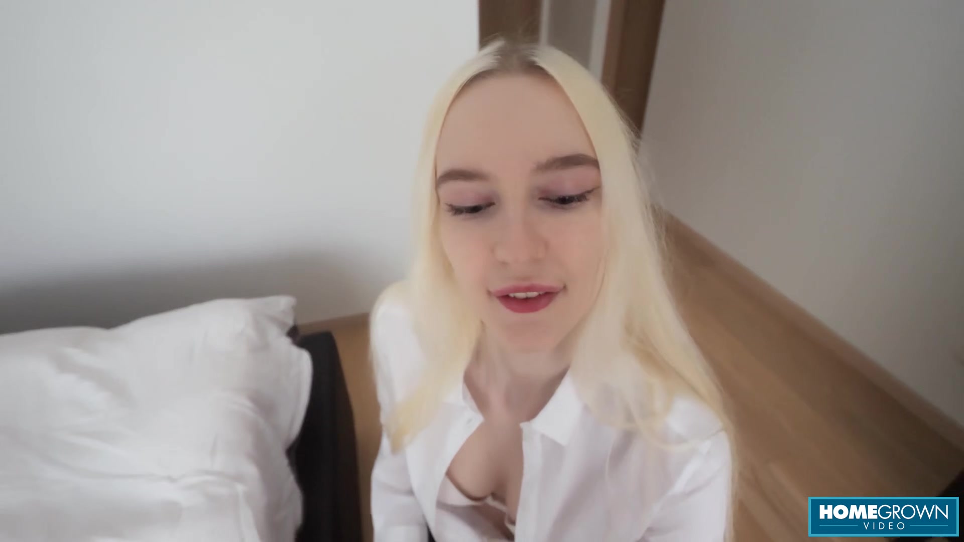 Can you imagine having gorgeous Shina as your very personal assistant?