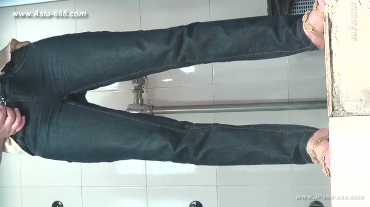 chinese girls go to toilet.133