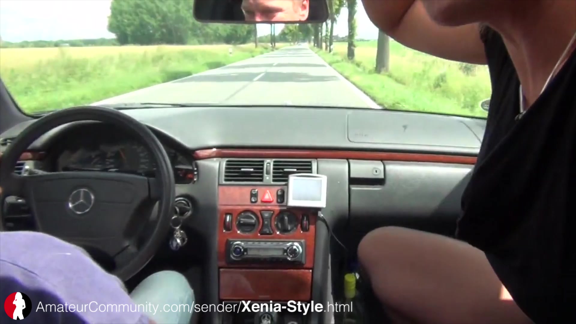 Geile Mutti pisst im Auto