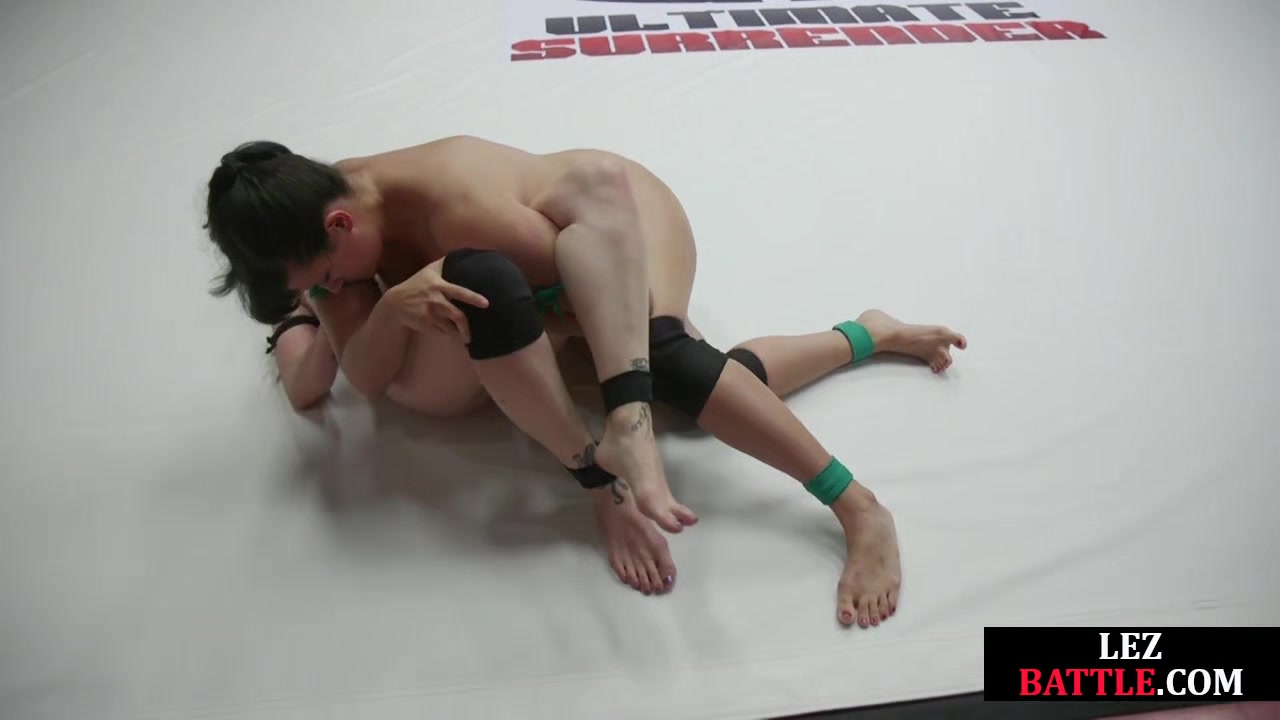 Wrestling public dykes fight on wrestling field for crowd