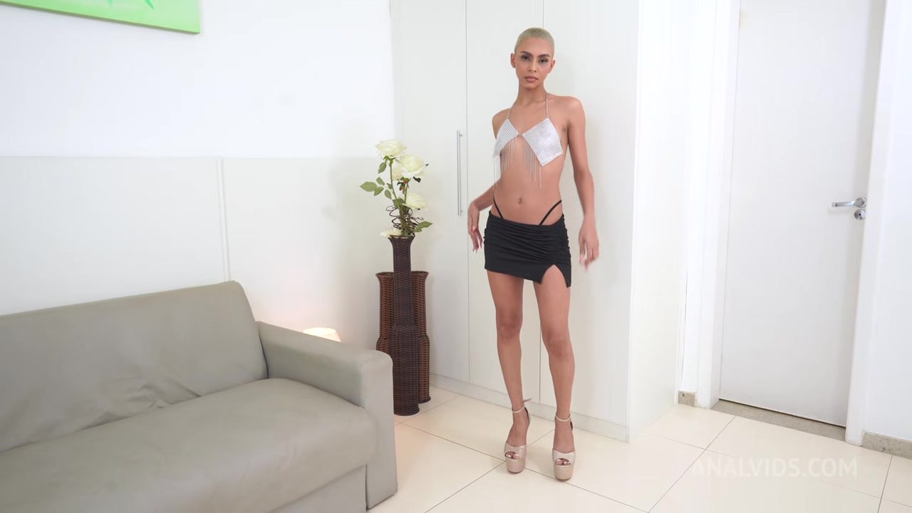 Beautiful 22 Years Brazilian Fashion Model, Heloa Green Gets