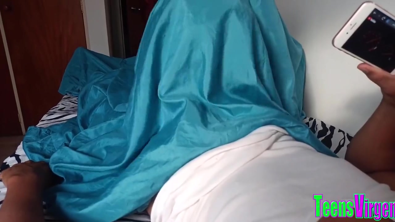 Ayudame A Esconderme De Mi Hermana En Tu Cuarto