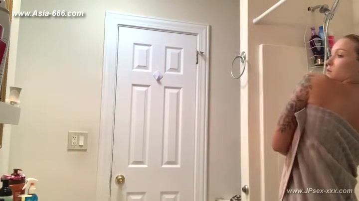 blonde girls shower.6_2