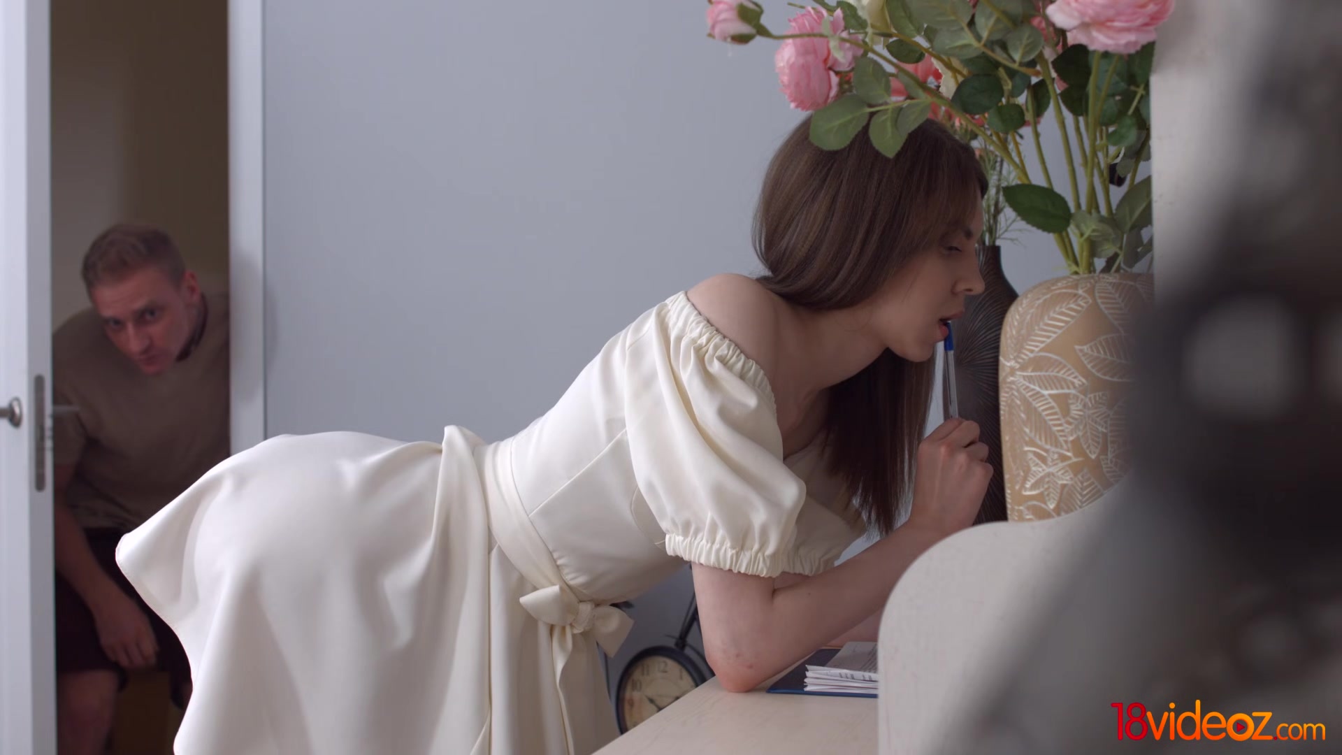 18 Videoz - Alice Xo - Cute teeny takes it in the ass