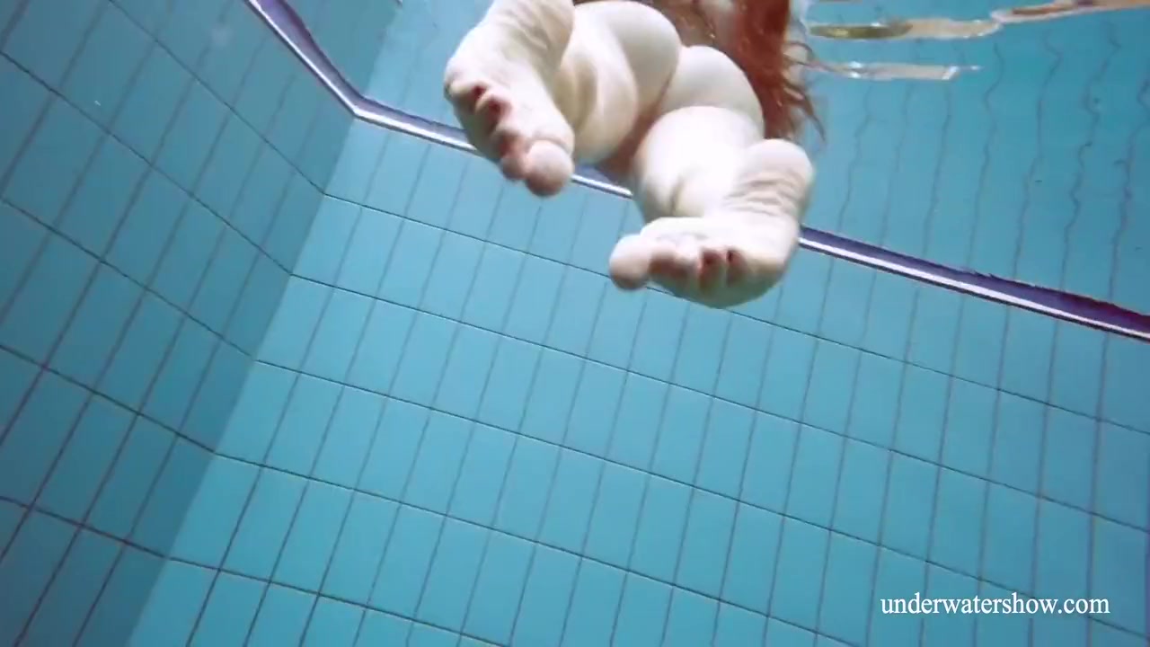Lola The Cool Hot Chick In The Pool