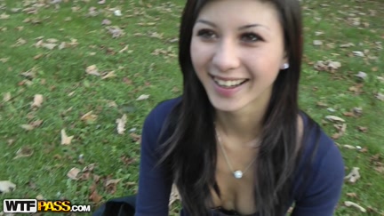 Wicked hottie sucks in the park