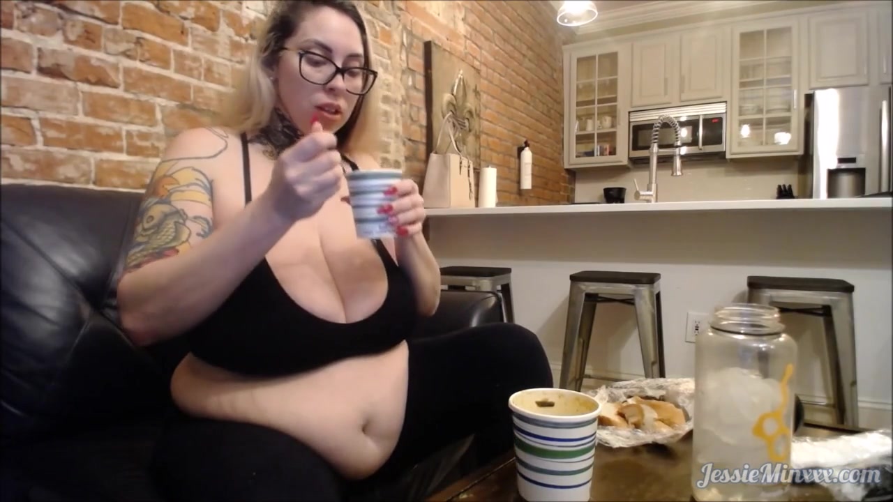 Jessie Eats Food In New Orleans